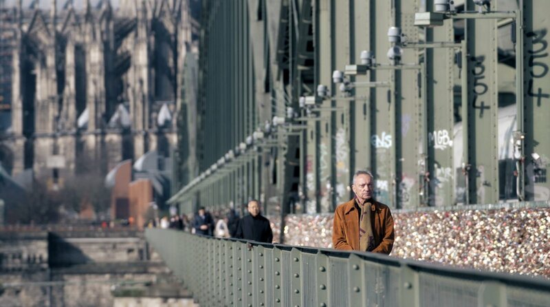Udo Kier auf der Kölner Hohenzollernbrücke.; WDR Fernsehen DER WUNDERBARE UDO KIER, am Mittwoch (16.10.24) um 23:00 Uhr. Udo Kier auf der Kölner Hohenzollernbrücke. © WDR/​BROADVIEW TV/​Torbjörn Karvang, honorarfrei – Verwendung gemäß der AGB im engen inhaltlichen, redaktionellen Zusammenhang mit genannter WDR-Sendung bei Nennung „Bild: WDR/​BROADVIEW TV/​Torbjörn Karvang“ (S3). WDR Kommunikation/​Redaktion Bild, Köln, Tel: 0221/​220 -7132 oder -7133, Fax: -777132, bildkommunikation@wdr.de – Bild: WDR/​BROADVIEW TV/​Torbjörn Karvang