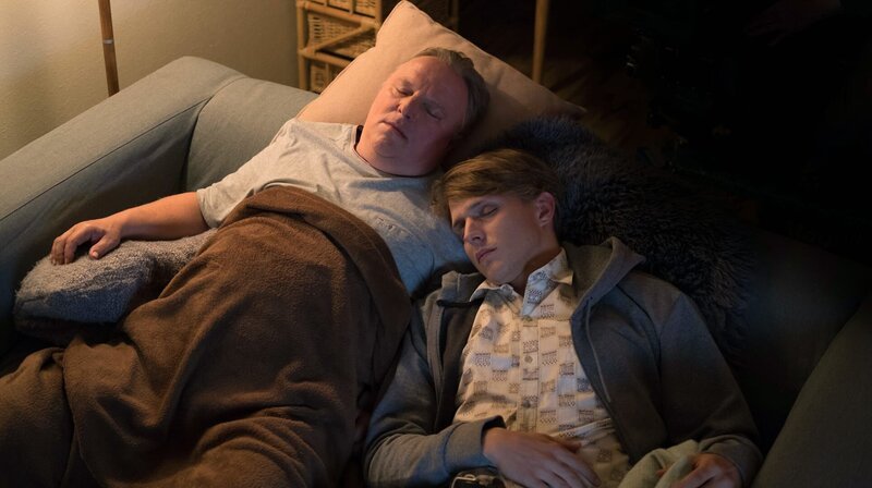 Vater (Axel Prahl, links) und Sohn (Merlin Rose) in Eintracht – Bild: NDR/Gordon Timpen Vater (Axel Prahl, links) und Sohn (Merlin Rose) in Eintracht – Bild: NDR/Gordon Timpen