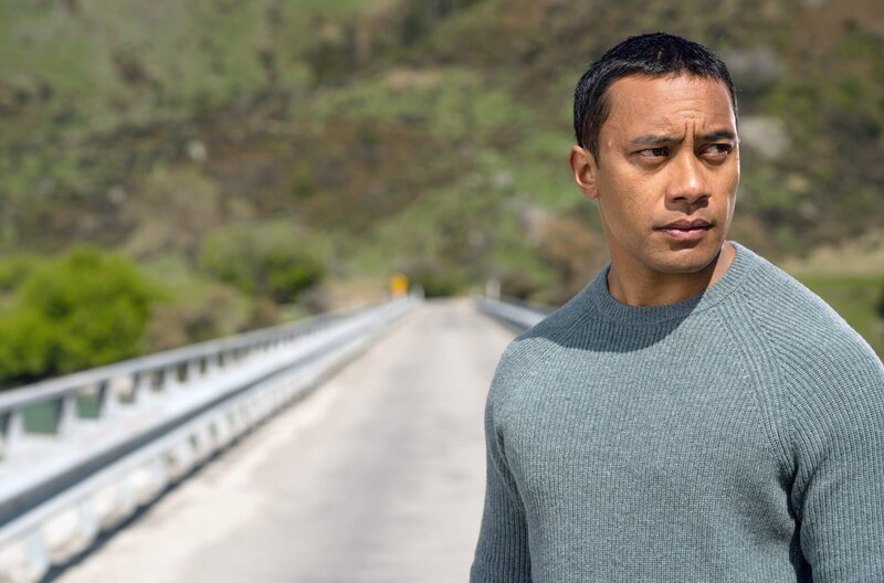 Gleich an seinem ersten Arbeitstag wird Ariki (Dominic Ona-Ariki) zu einem Todesfall an der berüchtigten Selbstmörder-Brücke One Lane Bridge gerufen. – Bild: Great Southern TV/​All3Media International