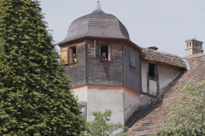 Zimmerwald Kim Zumstein und Zebib Afowerke im ehemaligen Hotel Beau Séjour in Zimmerwald SRF/​Produktion Lomotion AG – Bild: SRF1