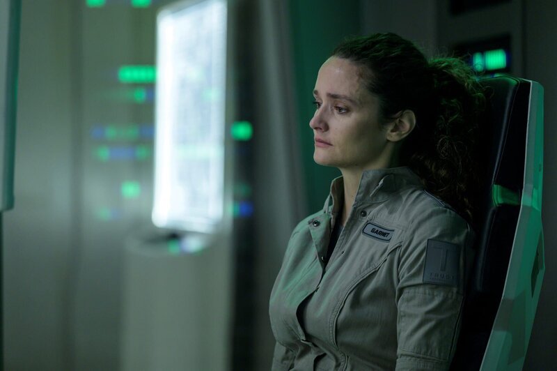 Lt. Sharon Garnet (Christie Burke) – Bild: Ark TV Holdings, Inc./​SYFY /​ Electric Entertainment /​ Die Verwendung ist nur bei redaktioneller Berichterstattung im Rahmen einer Programmankündigung ab 2 Monate vor der ersten Auss /​ ©2023 Ark TV Holdings, Inc. All Rights Reserved.
