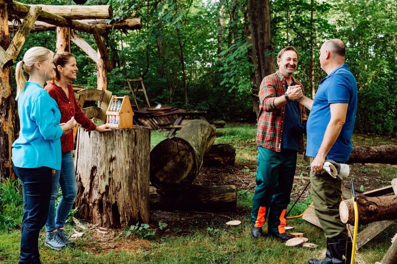 Gregor und Hubert treten im Ausscheidungskampf im Baumsägen gegeneinander an. Von links: Vera (Sybille Waury), Annalena (Heidrun Gärtner), Gregor (Holger Mathias Wilhelm), Hubert (Bernhard Ulrich). – Bild: Nadya Jakobs /​ BR