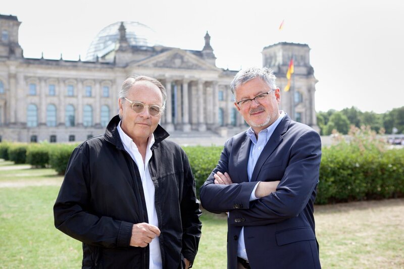 Christopher Clark (r.) mit Regisseur Gero von Boehm (l.) vor dem Reichstag in Berlin. Antisemitismus geht in einem demokratischen Land alle an. – Bild: ZDF/​Juliane Eirich