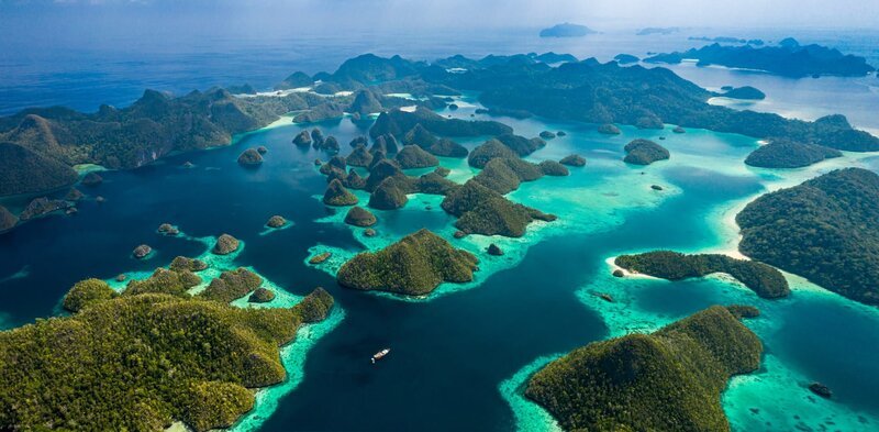 Der indonesische Archipel Raja Ampat liegt inmitten des besonders artenreichen Korallendreiecks. – Bild: WildBear Entertainment Pty Ltd /​ ZDF