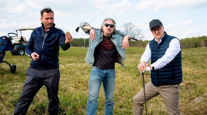 Drei besorgte Väter: Danyal (Tim Seyfi), Tobi (Dirk Borchardt) und Markus (Marcus Mittermeier) – Bild: ARD Degeto/Gordon Muehle Drei besorgte Väter: Danyal (Tim Seyfi), Tobi (Dirk Borchardt) und Markus (Marcus Mittermeier) – Bild: ARD Degeto/Gordon Muehle