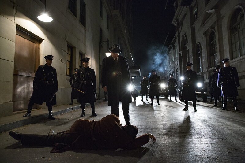 Live by Night Ben Affleck (liegend) als Joe Coughlin, Brendan Gleeson (über ihm stehend) als Thomas Coughlin SRF/Warner Bros. – Bild: SRF/Warner Bros. Live by Night Ben Affleck (liegend) als Joe Coughlin, Brendan Gleeson (über ihm stehend) als Thomas Coughlin SRF/Warner Bros. – Bild: SRF/Warner Bros.