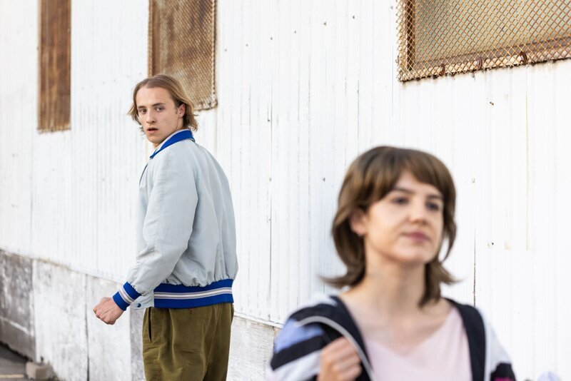 Ein Mann sieht ein Mädchen an, das an ihm vorbeigegangen ist – Bild: ZLWCineflix /​ Crime + Investigation /​ Darren Goldstein/​Cineflix
