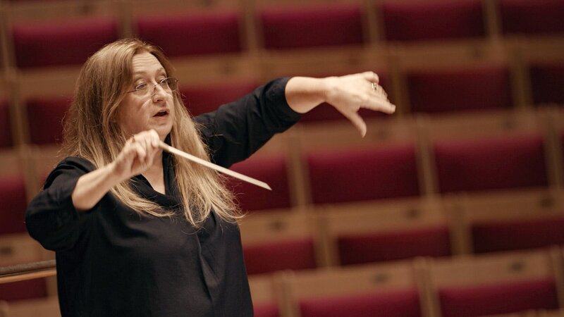 Die australische Star-Dirigentin Simone Young freut sich auf das Eröffnungskonzert in der frisch renovierten Sydney Oper. Nach 20 Jahren kehrt sie zurück an ihre alte Wirkungsstätte. – Bild: ORF/Serendipity Die australische Star-Dirigentin Simone Young freut sich auf das Eröffnungskonzert in der frisch renovierten Sydney Oper. Nach 20 Jahren kehrt sie zurück an ihre alte Wirkungsstätte. – Bild: ORF/Serendipity