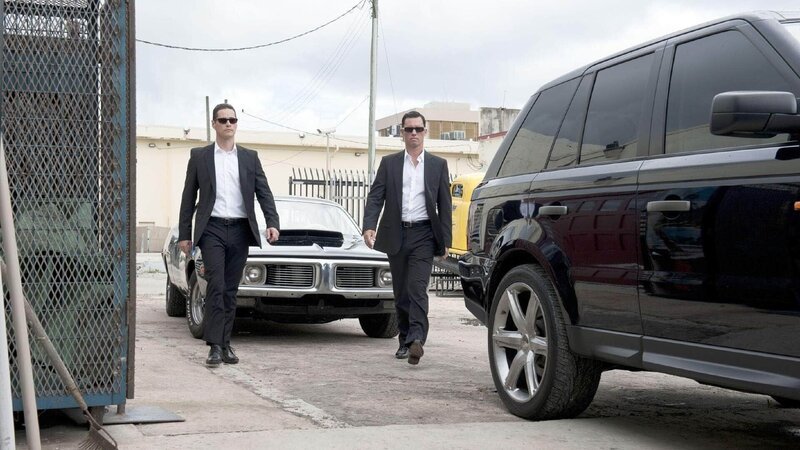 Die Brüder Nate (Seth Peterson, l.) und Michael Westen (Jeffrey Donovan) suchen eine codierte Liste, die darüber Aufschluss geben soll, wer für Michaels Kaltstellung verantwortlich ist. – Bild: RTL, USA Network, Glenn Watson