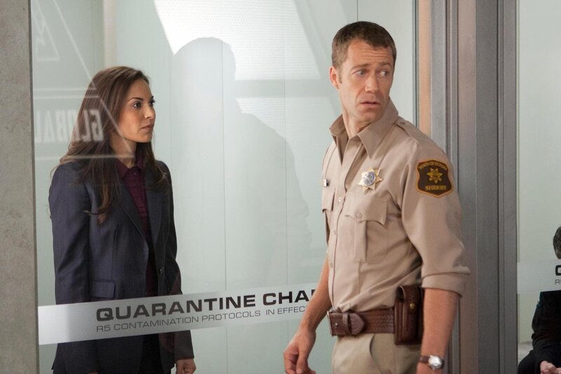 Merkwürdig geht es in Eureka weiter: Allison (Salli Richardson-Whitfield, l.) und Carter (Colin Ferguson, r.) … – Bild: Universal Television Lizenzbild frei