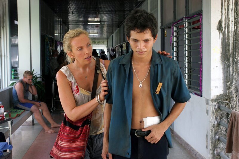 Gemeinsam mit Than (Samrit Machielsen) macht sich die Sozialarbeiterin Kathy Graham (Toni Collette) daran, den obdachlos gewordenen Menschen zu helfen, eine Bleibe zu finden. Doch dann stiehlt der junge Thailänder Essen … – Bild: Sky Atlantic