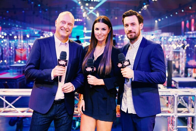 Die Moderatoren Frank Buschmann, Laura Wontorra und Jan Köppen. – Bild: MG RTL D /​ Stefan Gregorow