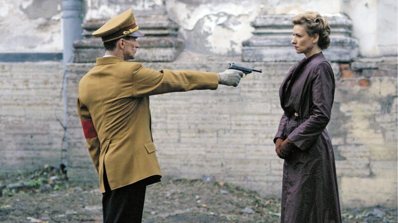 Nach Hitlers Tod erschiesst Goebbels (Ulrich Matthes) erst seine Frau Magda (Corinna Harfouch) und anschliessend sich selbst.Nach Hitlers Tod erschiesst Goebbels (Ulrich Matthes) erst seine Frau Magda (Corinna Harfouch) und anschliessend sich selbst. – Bild: Constantin Film Verleih Nach Hitlers Tod erschiesst Goebbels (Ulrich Matthes) erst seine Frau Magda (Corinna Harfouch) und anschliessend sich selbst.Nach Hitlers Tod erschiesst Goebbels (Ulrich Matthes) erst seine Frau Magda (Corinna Harfouch) und anschliessend sich selbst. – Bild: Constantin Film Verleih