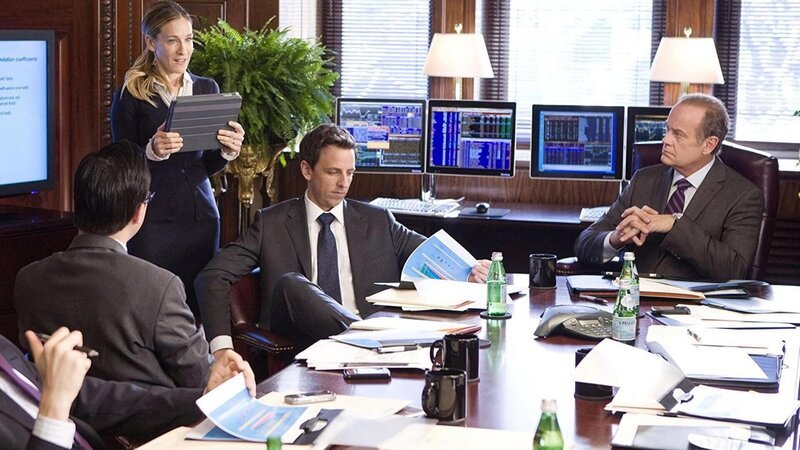 Kate (l.) setzt sich als Finanzmanagerin in einer Männerdomäne täglich durch. – Bild: Unknown