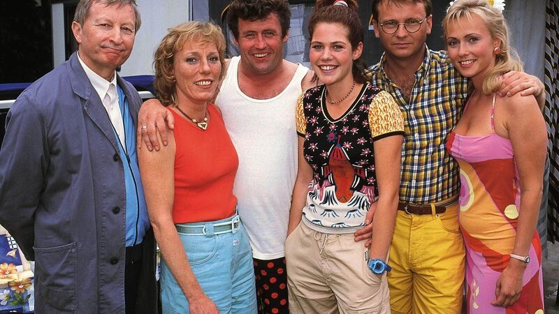 Die Hauptdarsteller der zweiten Staffel (v.l.): Pröter (Wilfried Herbst), Uschi (Antje Lewald), Benno (Willi Thomczyk), Tanja (Felicitas Woll), Lothar (Rene Heinersdorff) und Stefanie (Dana Golombek) – Bild: RTL