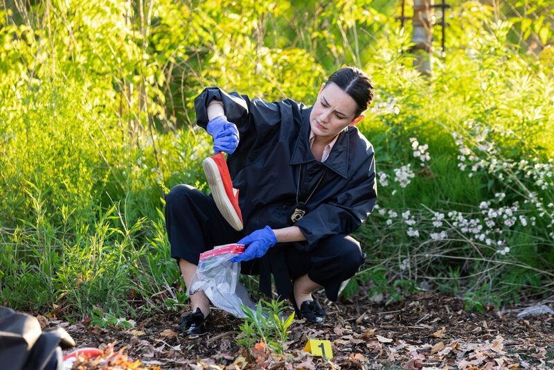 Der Detektiv fand am Tatort Beweise – Bild: ZLWCineflix /​ Crime + Investigation /​ Darren Goldstein/​Cineflix