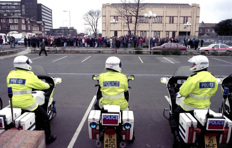 Szenen vor dem South Sefton Magistrates Court in Bootle, Liverpool, vor Beginn des Mordprozesses gegen James Bulger im Februar 1993. – Bild: Mercury Press Agency Ltd. /​ Tony Hall