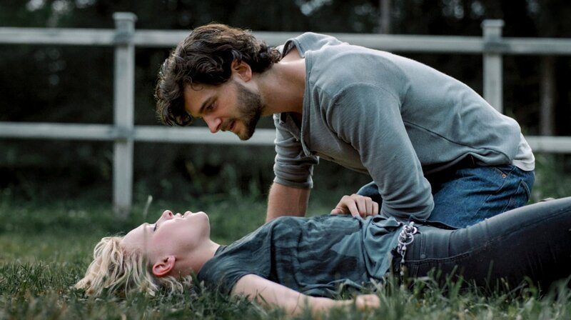 Raphael (Aaron Karl) hilft Alex (Julia Richter). – Bild: MDR/​Degeto/​ServusTV/​SAM-Film/​Thomas Kürzl