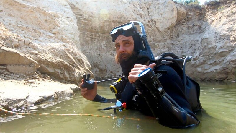 Chad bereitet sich auf den Tauchgang vor. – Bild: Karga Seven Pictures, LLC /​ Discover Images.