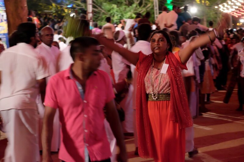 Pilgerin nach dem Feuerlauf in Kataragama. – Bild: 3sat