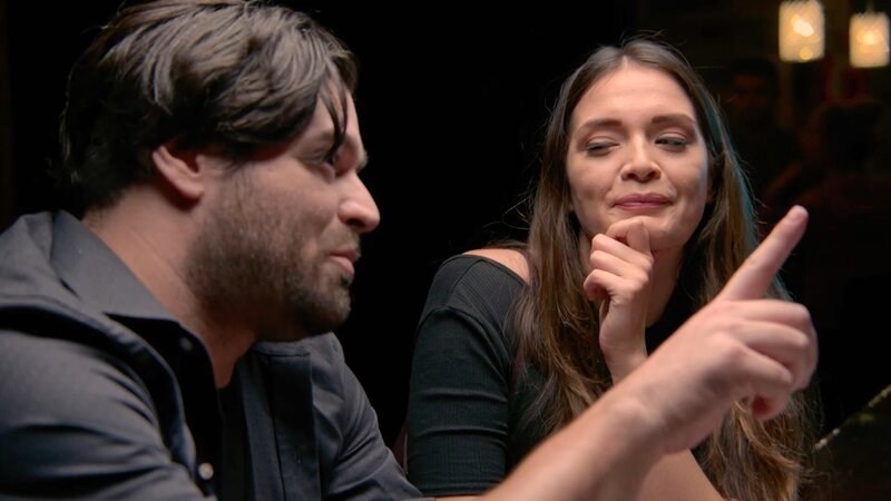 Ein Mann und eine Frau sitzen und lächeln beim Plaudern. – Bild: A+E NETWORKS
