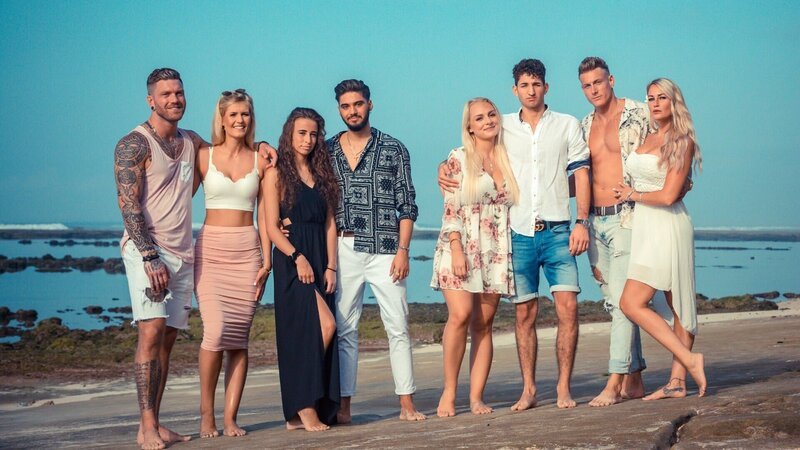 Die Paare: V.l.: Till und Hanna, Siria und Davide, Michelle und Mateo, Calvin und Pia – Bild: TVNOW /​ Frank Fastner