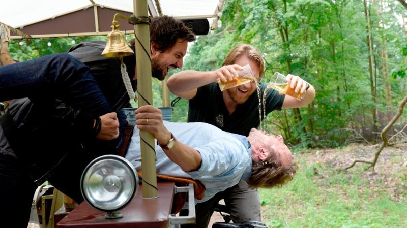 Der Alkohol fließt in Strömen … (Tom Beck, li., Axel Stein, und Milan Peschel) – Bild: RTLZWEI