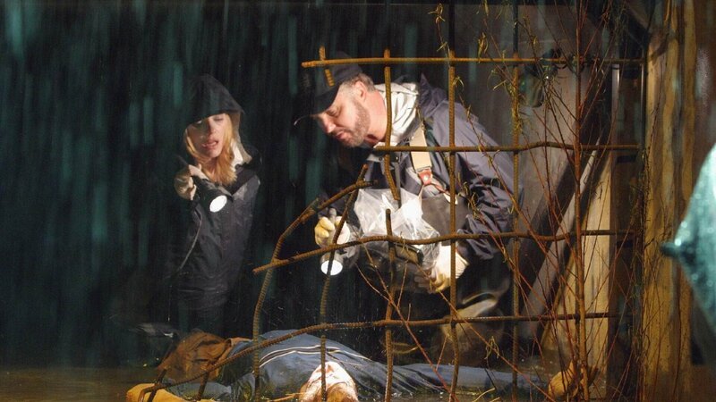 Catherine (Marg Helgenberger) und Grissom (William Petersen) untersuchen eine Leiche, die in einem Abwasserkanal gefunden wurde. – Bild: TVNOW /​ CBS