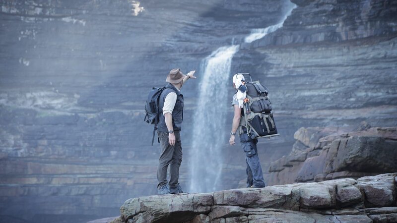 Josh Gates and a member of the Expedition Unknown crew in Barceloneta, Puerto Rico. – Bild: Discovery Channel /​ Discovery Communications, LLC