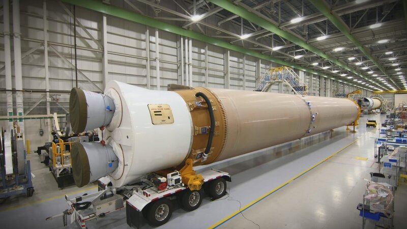 Rocket on side in factory. – Bild: National Geographic