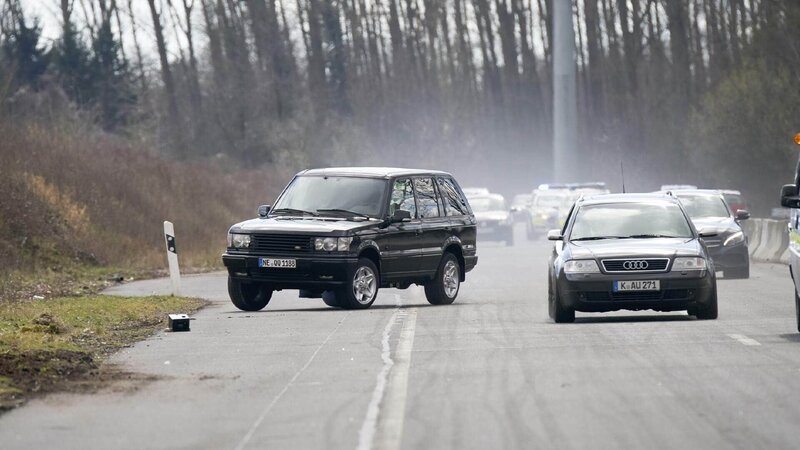 Verfolgt von der Autobahnpolizei, versucht der Clanchef sich dem Zugriff der Beamten zu entziehen. – Bild: MG RTL D /​ Guido Engels