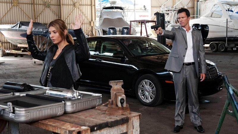 Natalie Rice (Calli Thorne) ist eine alte Bekannte – kann Michael Weston (Jeffrey Donovan) ihr trauen? – Bild: RTL /​ USA Network