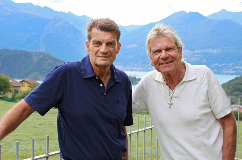 Matthias Reim (r.) (66) mit seinem jüngeren Bruder Christoph (63) am Comer See. Christoph lebt und arbeitet als Banker in Mailand und hat Matthias 2010 aus seiner Insolvenz geholfen. – Bild: SWR Matthias Reim (r.) (66) mit seinem jüngeren Bruder Christoph (63) am Comer See. Christoph lebt und arbeitet als Banker in Mailand und hat Matthias 2010 aus seiner Insolvenz geholfen. – Bild: SWR