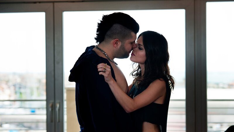 Genny Savastano (Salvatore Esposito) und Azzurra Avitabile (Ivana Lotito) – Bild: AXN Black