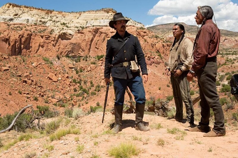 L – R: Capt. Joseph J. Blocker (Christian Bale), Black Hawk (Adam Beach), Chief Yellow Hawk (Wes Studi) – Bild: PLURIMEDIA (Metropolitan Filmexport / Waypoint Entertainment / Le Grisbi Productions) L – R: Capt. Joseph J. Blocker (Christian Bale), Black Hawk (Adam Beach), Chief Yellow Hawk (Wes Studi) – Bild: PLURIMEDIA (Metropolitan Filmexport / Waypoint Entertainment / Le Grisbi Productions)