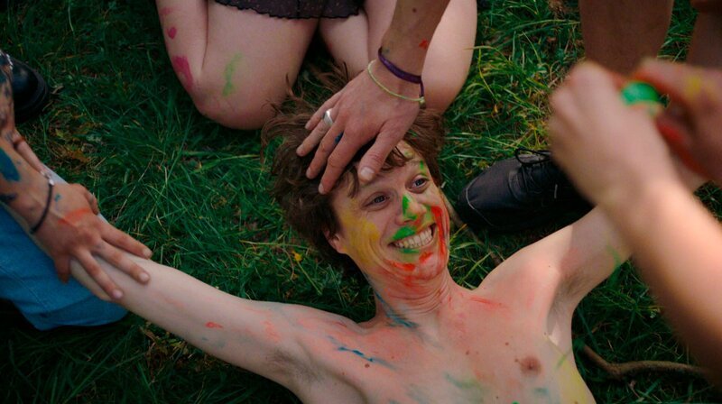 Zeno (Simon Steinhorst) ist in einen Rave geraten. – Bild: SWR/​Trimafilm