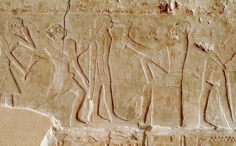 Relief from the tomb of Ankhmahor, Craftsmen at work. The top register shows sculptors working on two statues. Egypt. Ancient Egyptian. 6th dynasty c 2345 2181 BC. Saqqara. (Photo by Werner Forman/​Universal Images Group/​Getty Images) – Bild: HISTORY