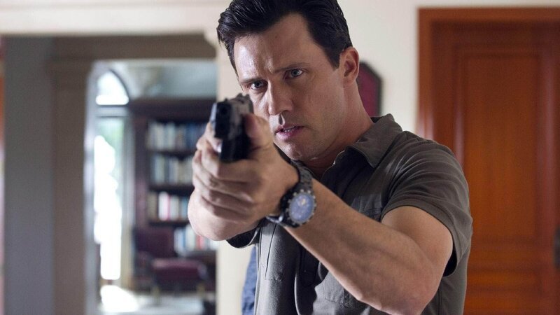 Michael Westen (Jeffrey Donovan) möchte endlich wissen, wer hinter seiner ‚Kaltstellung‘ steckt. Dafür reist er nach Kanada und Venezuela, um an die Männer heran zu kommen. – Bild: RTL/​Twentieth Century Fox Film Corporation