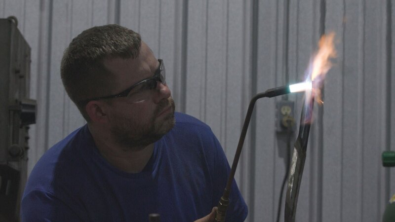 Ein Mann schweißt Eisen – Bild: THE HISTORY CHANNEL /​ A+E Networks