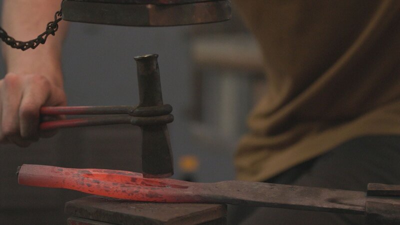 Schmieden von rotglühendem Eisen – Bild: THE HISTORY CHANNEL /​ A+E Networks