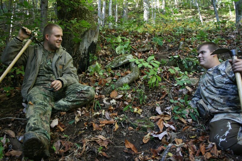 Kentucky, United States: The Taylor brothers share a moment in the mountains. – Bild: National Geographic Channels