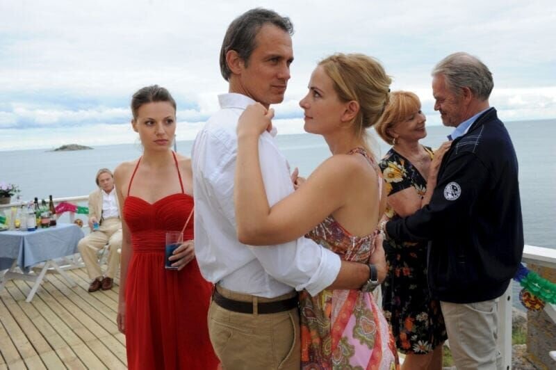 Jessica (Julia Hartmann, 2.v.l.) passt es gar nicht, dass sich Niklas (Ralf Bauer, 3.v.l.) so für Anja (Denise Zich, 3.v.r.) interessiert. Während Maria (Ursela Monn, 2.v.r.) und Alexander (Jürgen Heinrich, r.) das Tanzbein schwingen, macht Arnulf (Volker Lechtenbrink, l.) ein Künstler-Päusschen. – Bild: port.hu