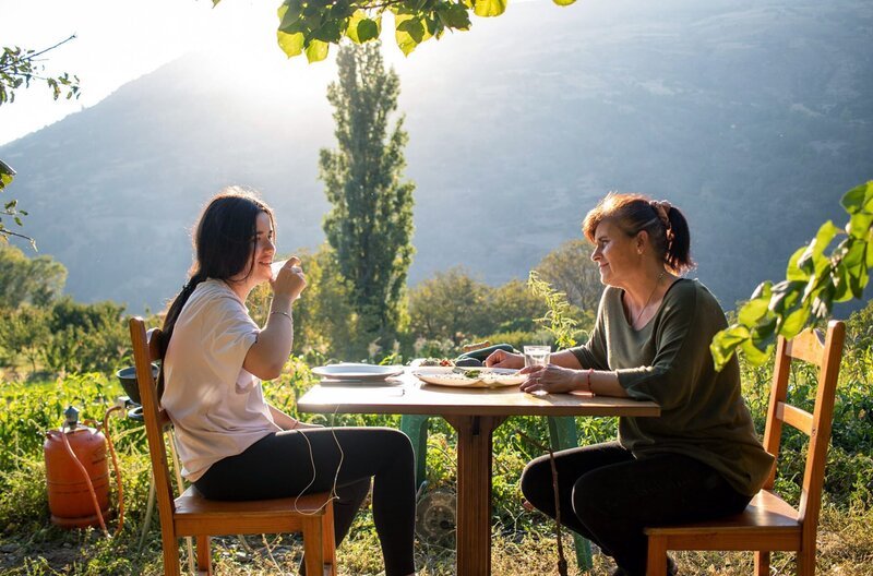 Yolanda Godoy (re.) und ihre Tochter Alba (li.) essen Zucchini-Carpaccio im Garten. – Bild: Alba Vivancos