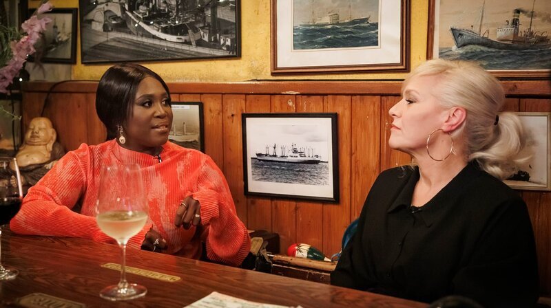 Gastgeberin Ina Müller und Tänzerin, Tanztrainerin und TV-Jurorin, Motsi Mabuse. – Bild: NDR/​Morris Mac Matzen