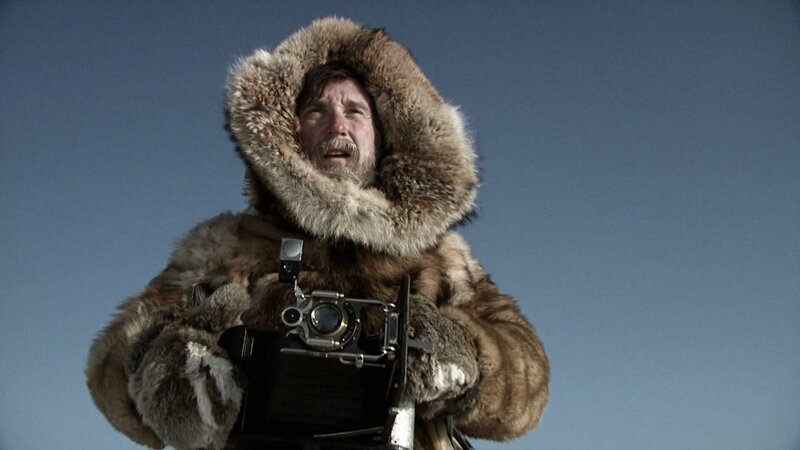 Robert E. Peary macht Fotos während der Nordpol-Expedition. – Bild: ZDF/​Jürgen Rehberg