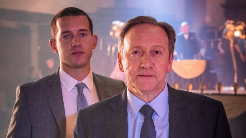 DCI John Barnaby und sein Assistent DS Jamie Winter ermitteln in einem sehr vertrackten Fall: Eine Journalistin und Tänzerin wird nach einem Tanzwettbewerb tot in ihrem Haus aufgefunden. – Bild: ZDF und Mark Bourdillon/​Bentley Productions/​All3Media