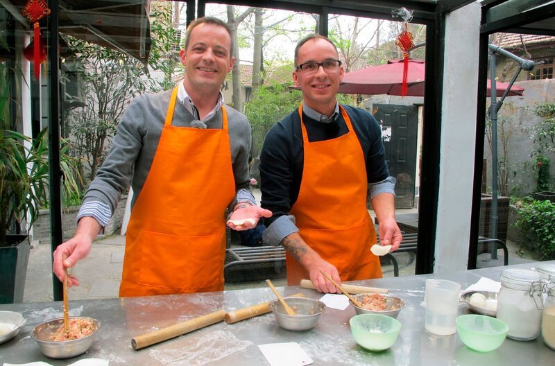 Bei der Dumpling-Tour kommen Food & Beverage-Manager Thomas Krobath und der Küchenchef Christian Jüngling zu einem Dumpling-Kochkurs. – Bild: BR/​Bewegte Zeiten Filmproduktion/​Christian Hattesen