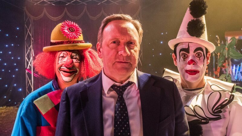 Schwierige Ermittlungen für Inspector John Barnaby (Neil Dudgeon, M.) in einem Zirkus: Es gibt einen tödlichen Zwischenfall beim Auftritt der Clowns Les „Oucho“ Morrison (Mike Grady, l.) und Terry „Groucho“ Bellini (Kevin Eldon, r.). – Bild: Mark Bourdillon