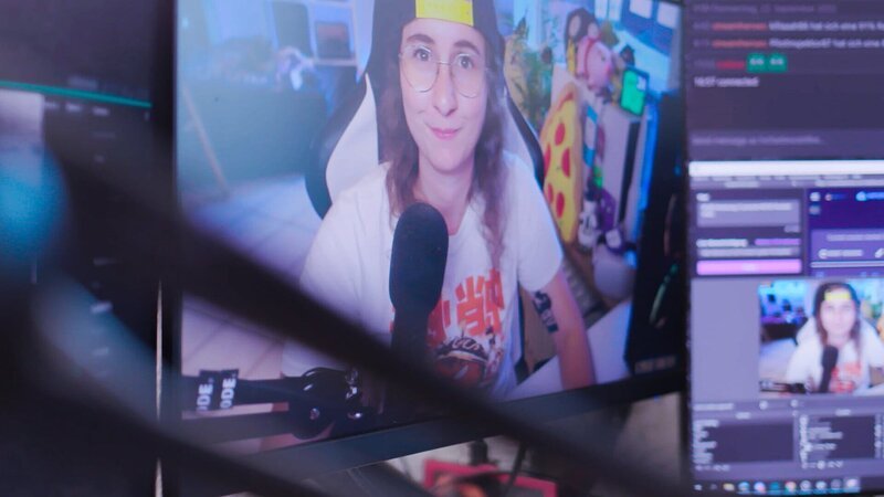 Gaming-Influencerin „Holla die Waldfee“ bereitet an ihrem Bildschirm den gleich startenden Videospiel-Stream für ihre Live-Zuschauer:innen vor. – Bild: ZDF und Patrick Maazouz