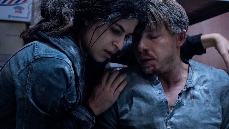 June (Yasmin Mahmoud) kümmert sich um Philip (Johannes Lassen), der von den Entführern gefoltert wurde. – Bild: ZDF und Henrik Petit